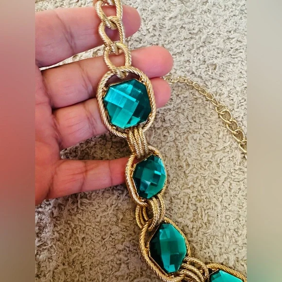 Vintage Gold-Tone Chunky Statement Necklace with Teal/Emerald Faceted Stones - Picture 7 of 7